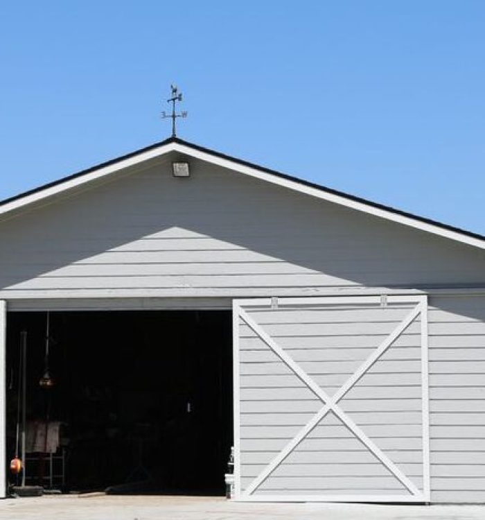 What is the difference between rafters and trusses?